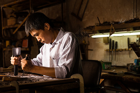 木雕水平构图亚洲人木工雕刻图片