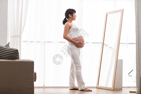 孕育腹部仅女人孕妇照镜子图片