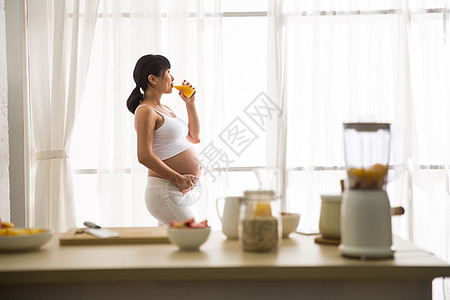 起居室东亚仅一个人孕妇喝果汁图片