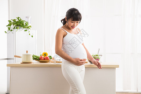 怀孕青年人渴望幸福的孕妇图片