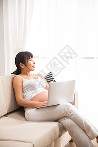 青年人身体保养东方人孕妇使用电脑图片