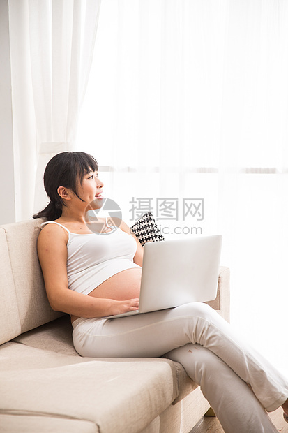 青年人身体保养东方人孕妇使用电脑图片