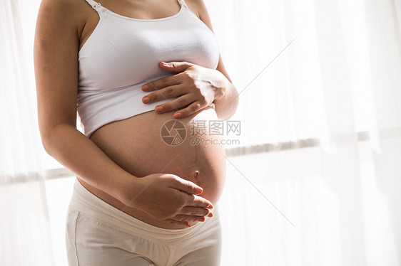 放松怀孕幸福的孕妇图片