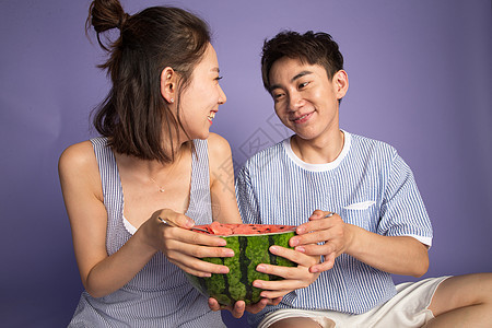 夏日青年男女吃西瓜图片