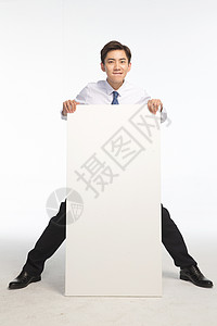 东亚空白的白领商务青年男人和白板图片