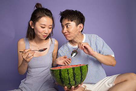 夏日情侣青年男女吃西瓜图片