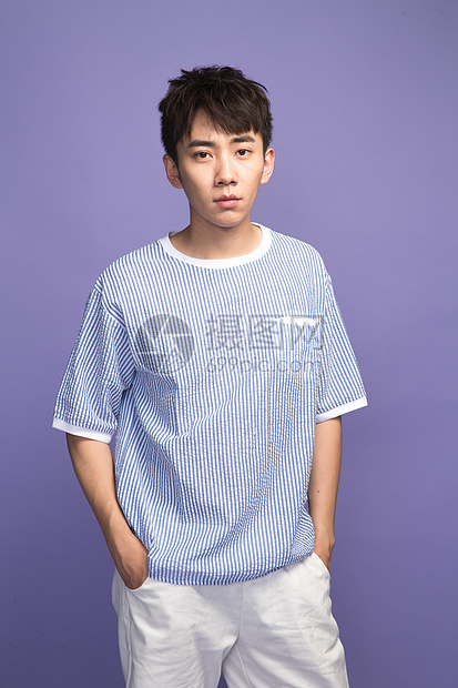 高清照片下载,该高清照片标题为肖像面部表情半身像帅气的青年男人