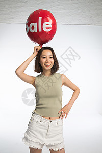休闲装时尚购物快乐的年轻女孩拿着气球图片