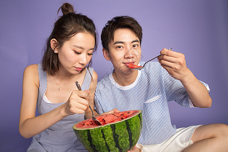 饮食青年男女吃西瓜背景