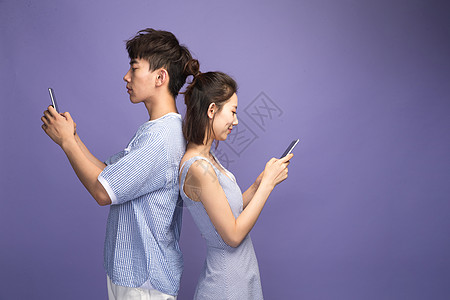 交流方式不理的冲突各自玩手机的青年情侣图片