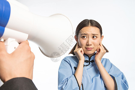 青年女人制服两个人复古青年男女使用扩音器呼喊图片