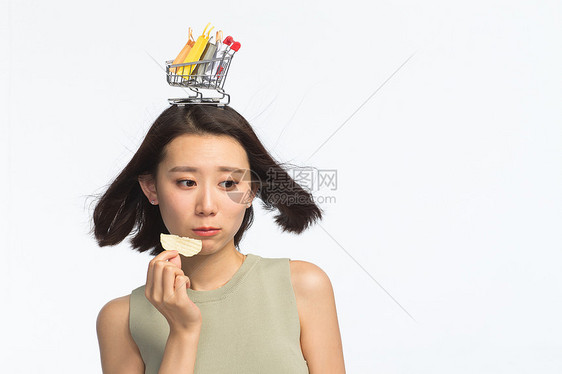 头和肩膀20多岁青年文化年轻女孩头顶购物车图片