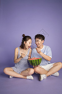 青年男女吃西瓜图片
