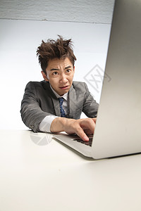 计算机压力东亚疲劳的商务青年男人图片