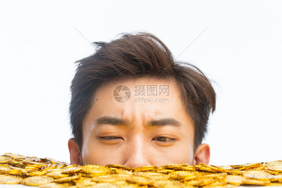 东方人储蓄货币青年男人和金币图片