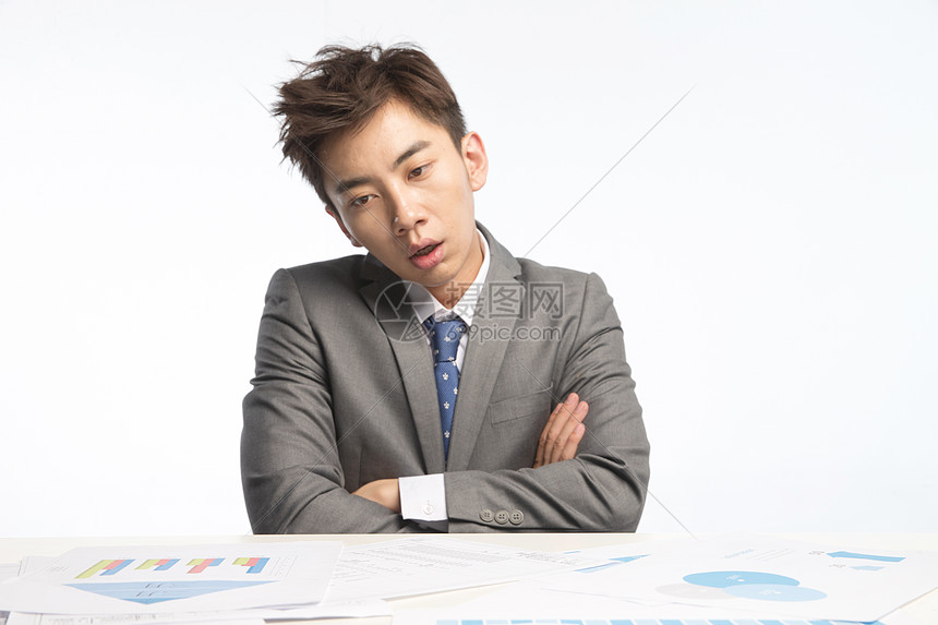 表情筋疲力尽的商务男人图片
