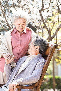 老年夫妇在庭院图片