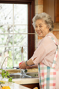 老年女人在厨房图片