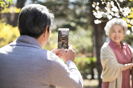 65到69岁退休披肩丈夫在为妻子拍照图片