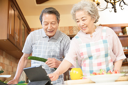 60多岁健康的居家男人老年夫妇在厨房图片