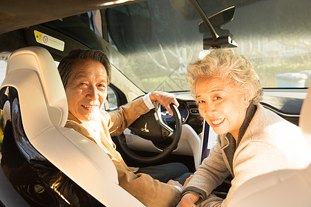 安全扭头看愉悦老年夫妇驾车出行图片