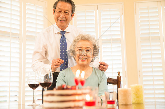 纪念日蛋糕户内老年夫妇庆祝金婚图片