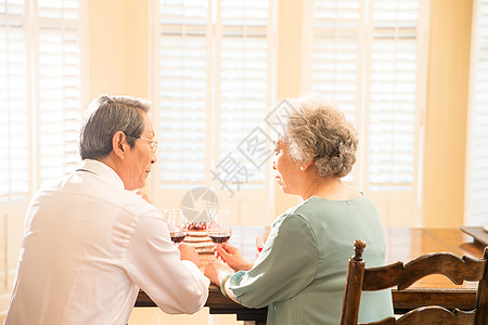 摄影永远年轻妻子老年夫妇喝红酒图片