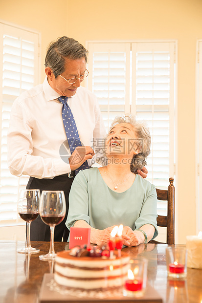 过生日两个人老年夫妇庆祝金婚图片