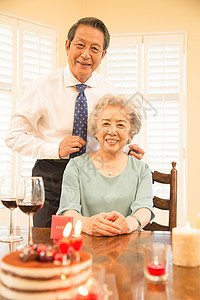 60多岁休闲老年伴侣老年夫妇庆祝金婚图片