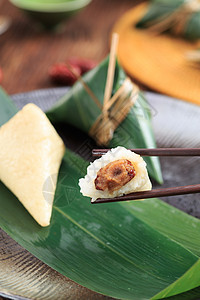 传统节日美食红枣白米粽子图片