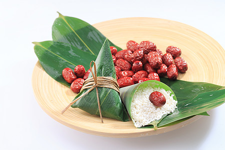 传统端午粽子和糯米红枣高清图片