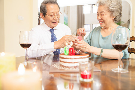 递送蛋糕高兴老年夫妇庆祝钻石婚图片