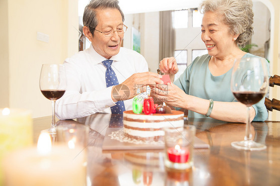 递送蛋糕高兴老年夫妇庆祝钻石婚图片