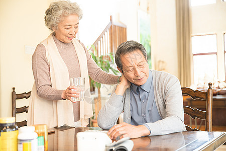 水杯亚洲休闲装妻子关心丈夫图片