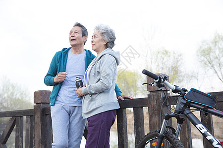 老年夫妇户外骑自行车图片