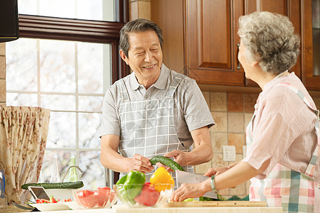 户内满意幸福老年夫妇在厨房图片