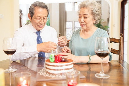 住宅内部微笑客厅老年夫妇庆祝钻石婚图片