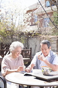两个人男人女人老年夫妇在庭院喝茶图片