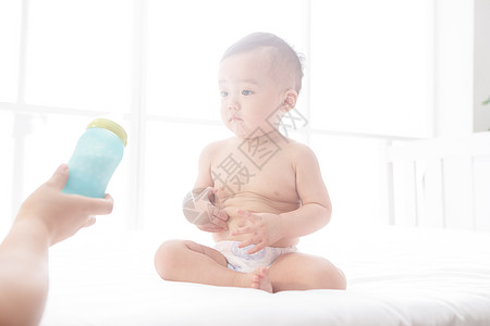 20多岁摄影彩色图片可爱的男婴在喝奶图片