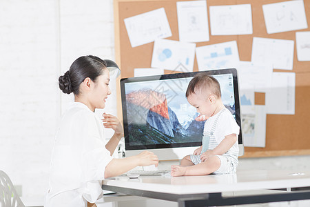 成年人愉悦新生活妈妈和宝宝在电脑前图片