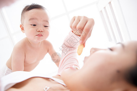 放松饼干饮食可爱的男婴吃辅食图片