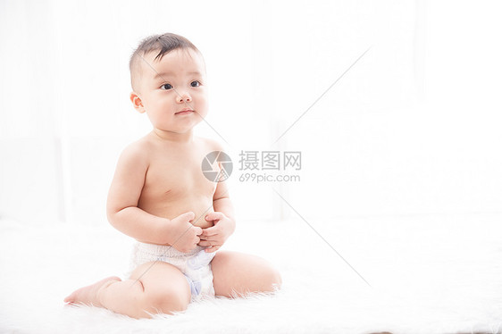 嬉戏的东方人纯洁可爱男婴儿图片
