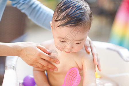 人男孩婴儿期可爱的小婴儿洗澡图片