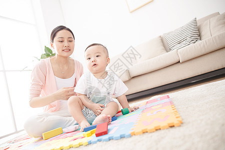 妈妈陪着宝宝客厅玩耍图片