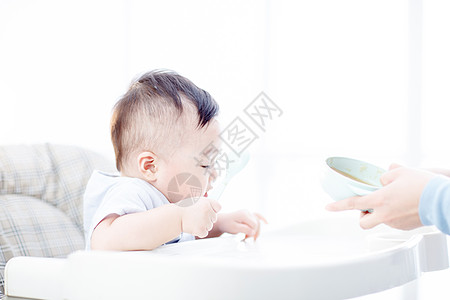 相伴健康生活方式东亚可爱的男婴在吃饭图片