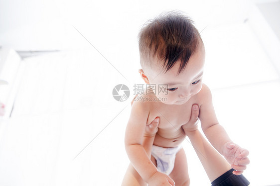 被举起的婴儿宝宝图片