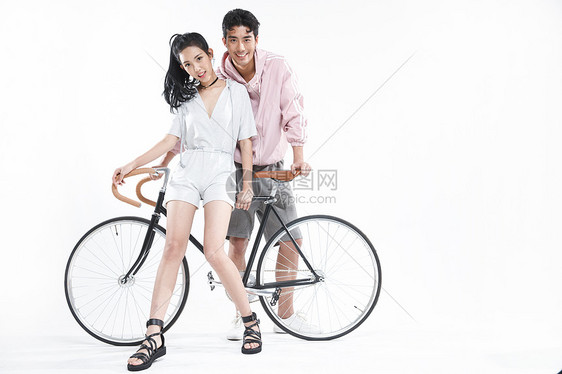 人青年人亚洲青年情侣骑自行车图片