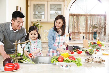 幸福家庭在厨房准备食材图片