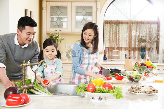 幸福家庭在厨房准备食材图片