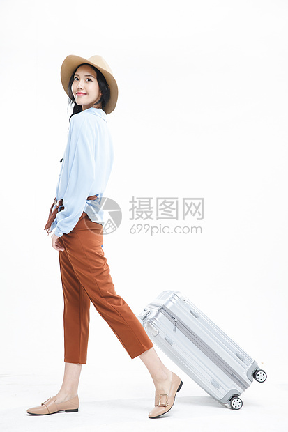 皮箱行李垂直构图青年女人旅行图片